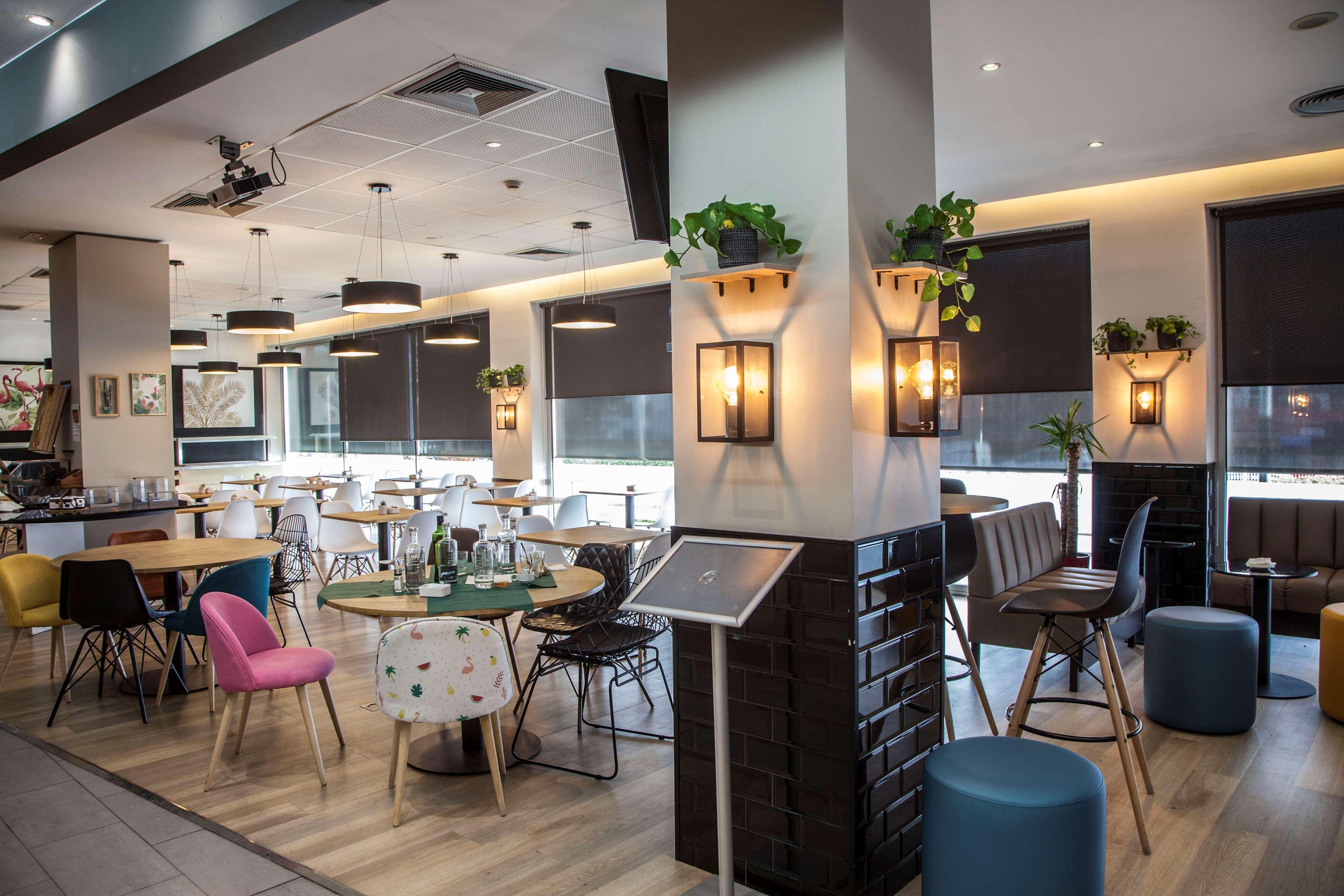 Travelodge Bcn Cornella Fira Cornellà de Llobregat Buitenkant foto