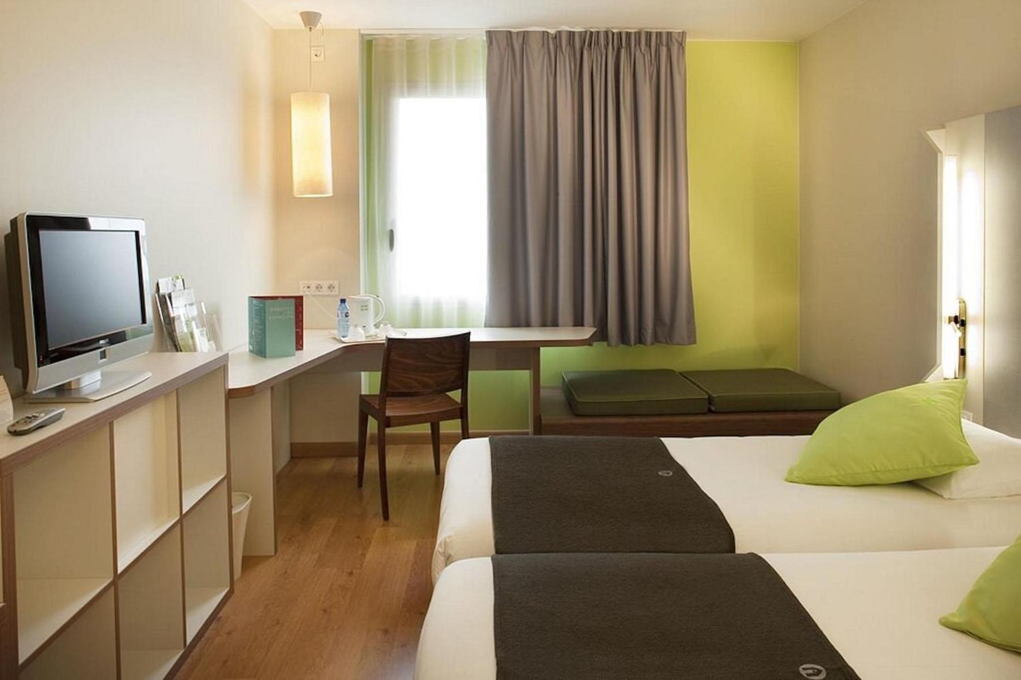 Travelodge Bcn Cornella Fira Cornellà de Llobregat Buitenkant foto
