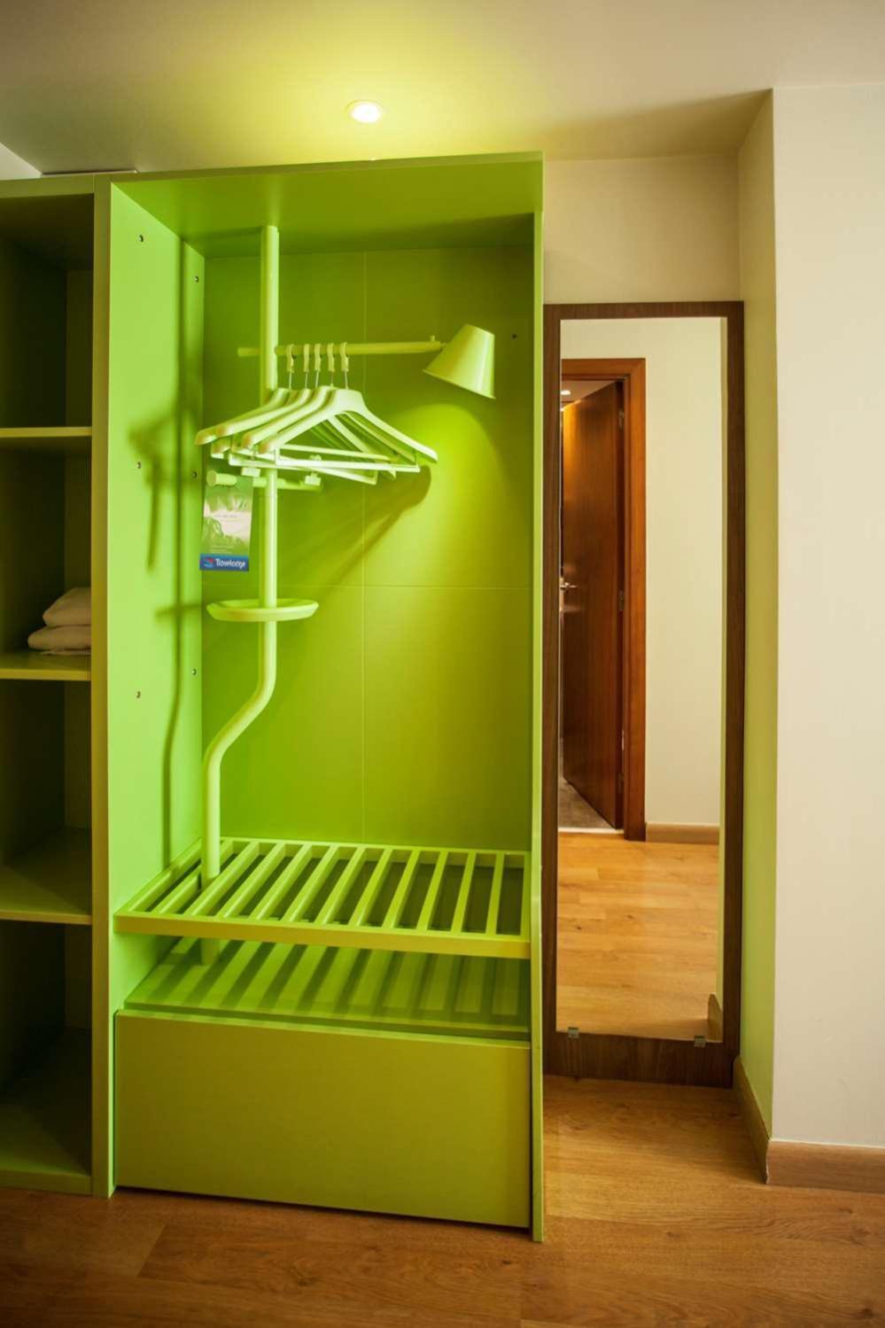 Travelodge Bcn Cornella Fira Cornellà de Llobregat Buitenkant foto