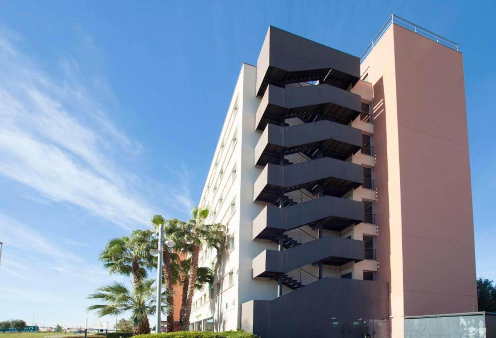 Travelodge Bcn Cornella Fira Cornellà de Llobregat Buitenkant foto