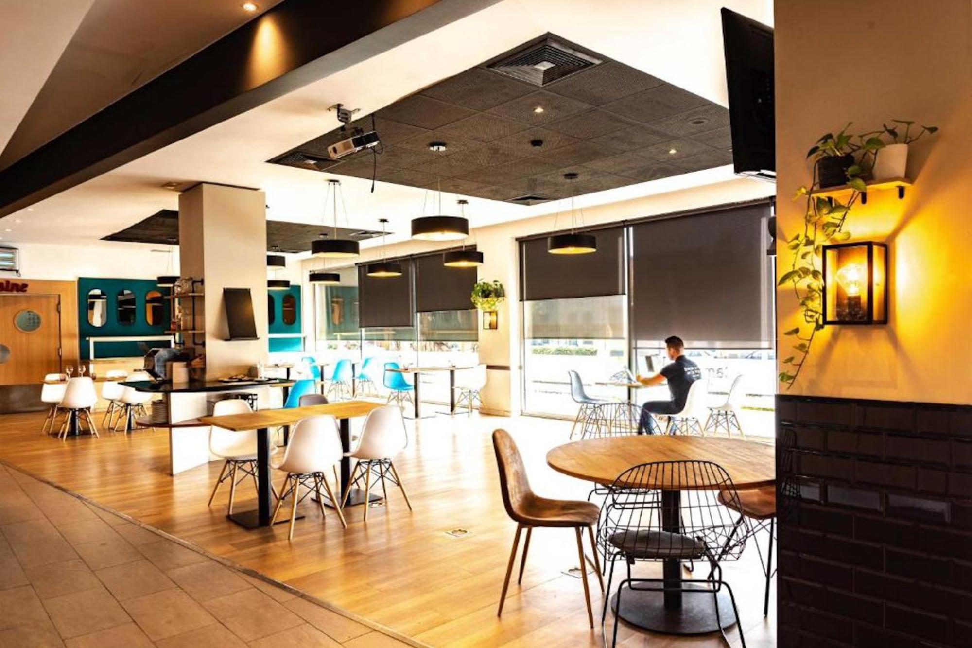 Travelodge Bcn Cornella Fira Cornellà de Llobregat Buitenkant foto
