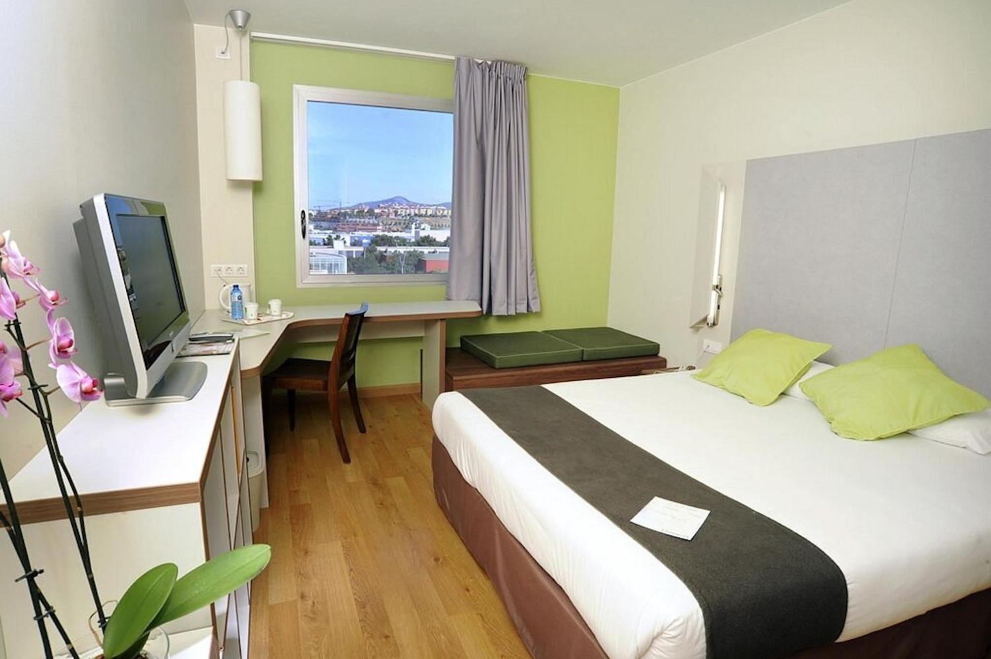 Travelodge Bcn Cornella Fira Cornellà de Llobregat Buitenkant foto